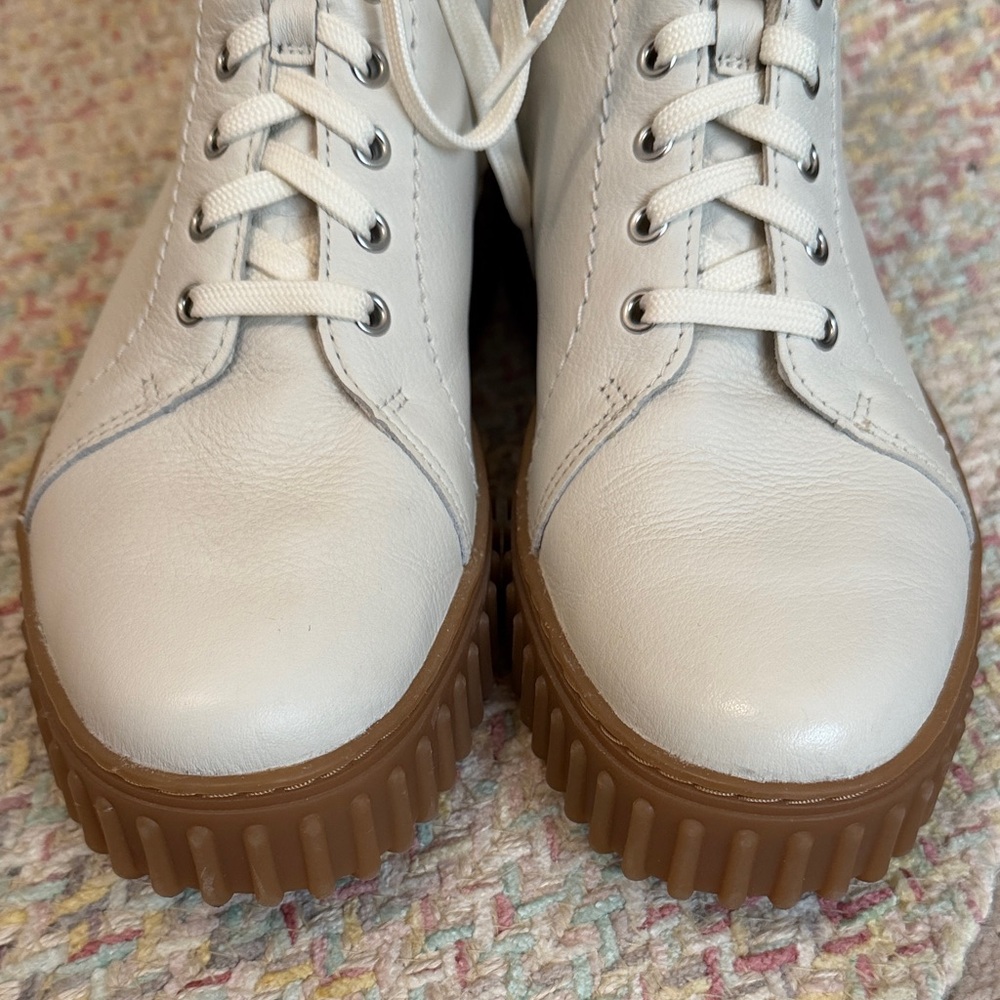 Stylish Cream colored Leather Clarks women's Boots - Picture 5 of 9